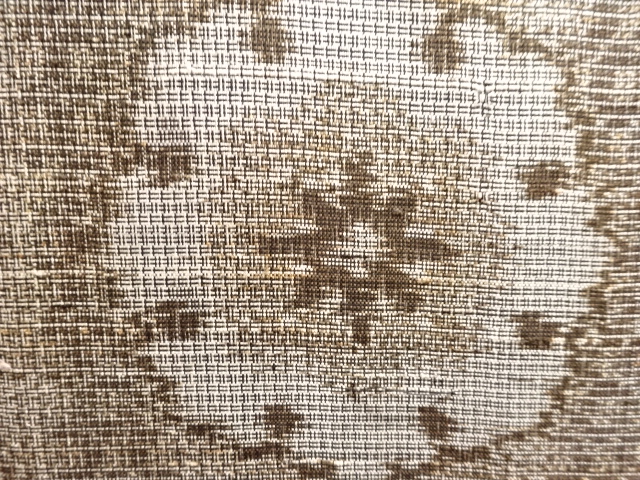 アンティーク　雪輪模様織出し本場泥大島紬着物（割り込み絣）